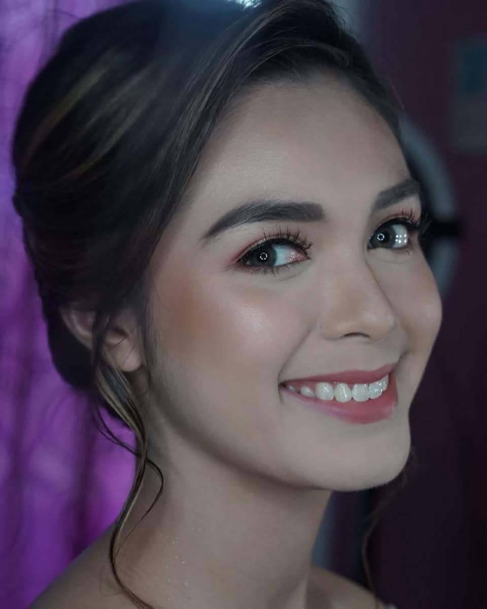 inspirasi makeup flawless ala Claudia Andhara