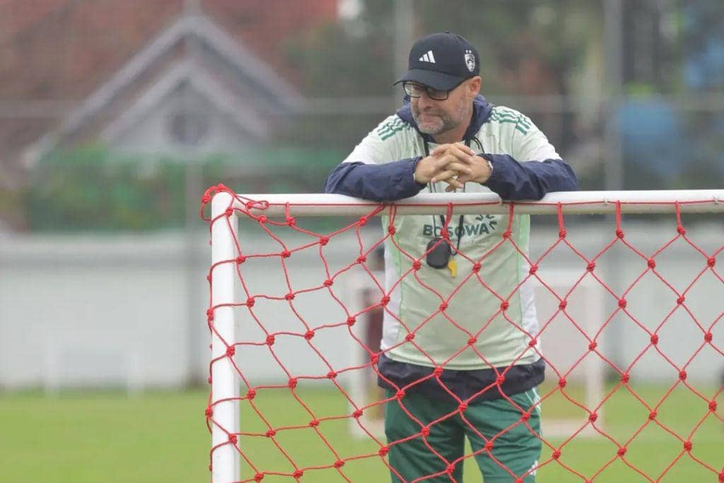Pelatih kepala PSM Makassar, Tomas Trucha, saat memimpin sesi latihan di Stadion Kalegowa Pallangga pada 20 Januari 2026.