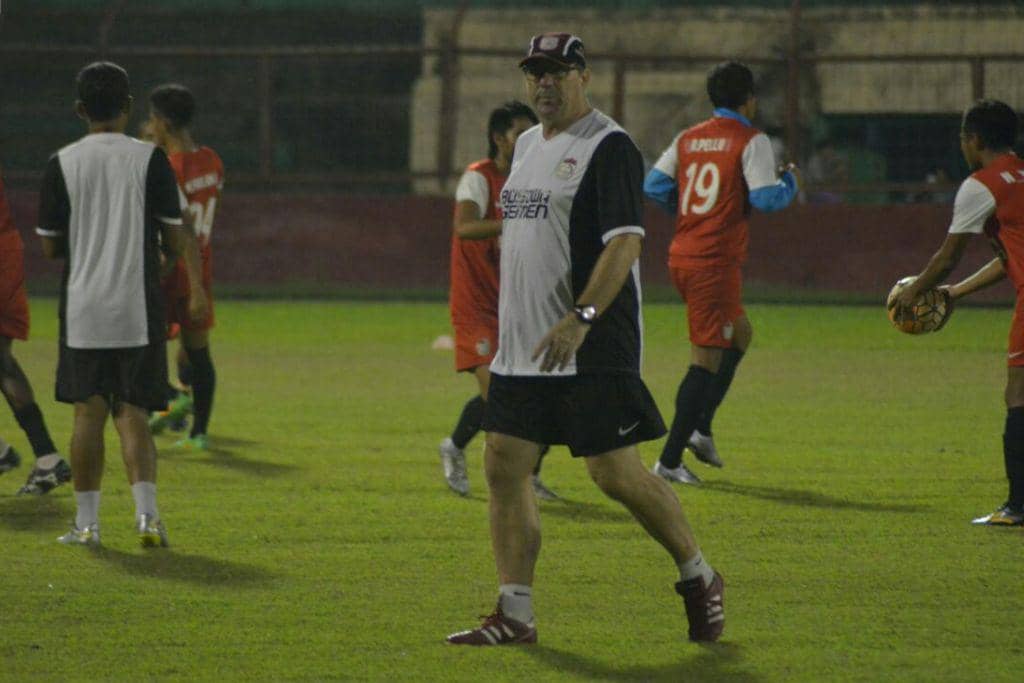 Suasana latihan pemain PSM Makassar di Stadion Andi Mattalatta Mattoanging Makassar pada tahun 2016.