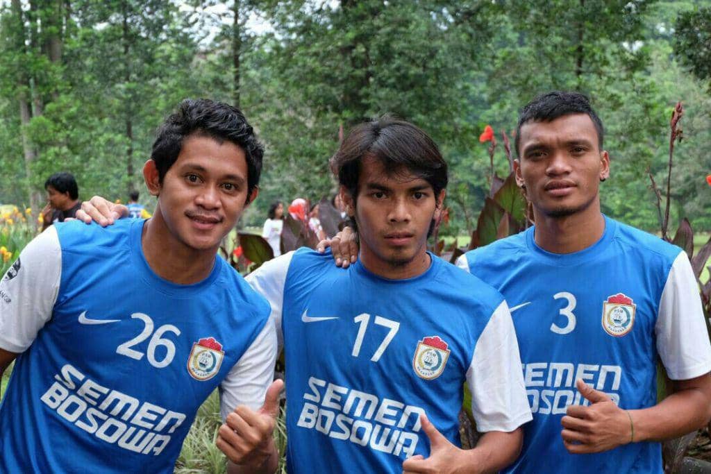 Rizky Pellu (kiri), Rasyid Bakri (tengah) dan Ferdinand Sinaga (kanan) setelah sesi latihan PSM Makassar pada tahun 2016.
