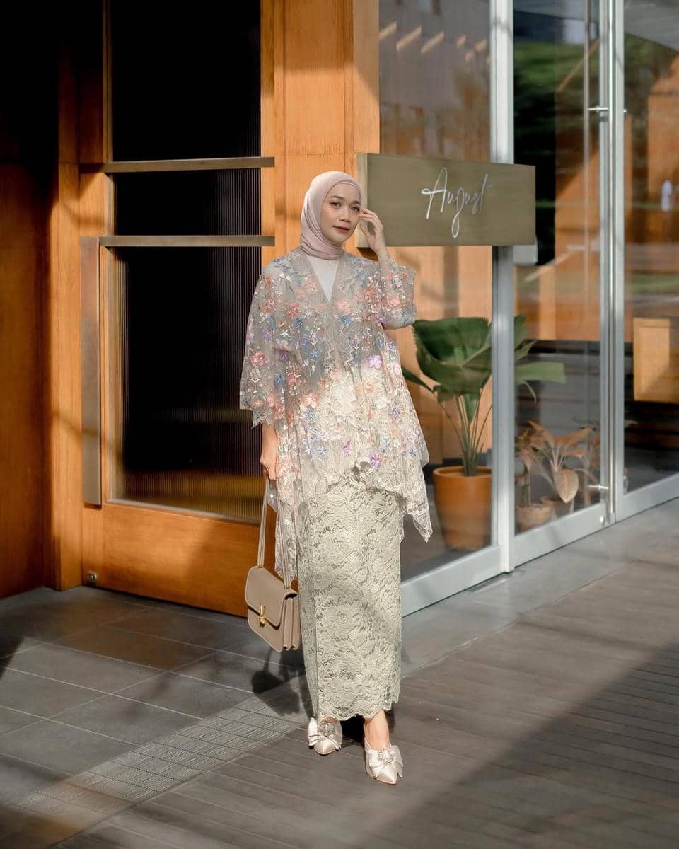 referensi outfit brokat ala selebgram Uwie Mariska 