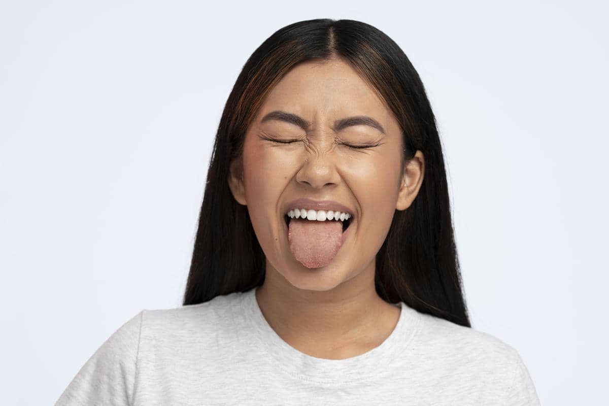 Ilustrasi nyeri di bagian bawah lidah.