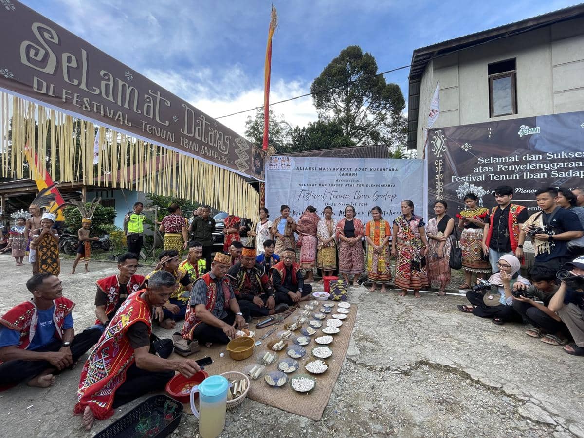 Potret Pemotongan Empang Didahului dengan Ritual Adat Bedara yaitu Menghaturkan Sesajian Diiringi Sampi atau Doa Kepada Petara dan Roh Leluhur. 