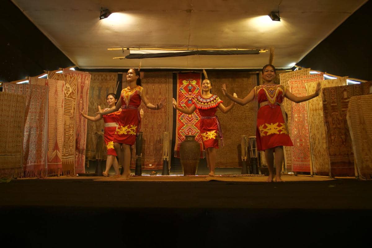 Potret Penampilan Seni Tari Tenun dari SMAN 01 Embaloh Hulu.