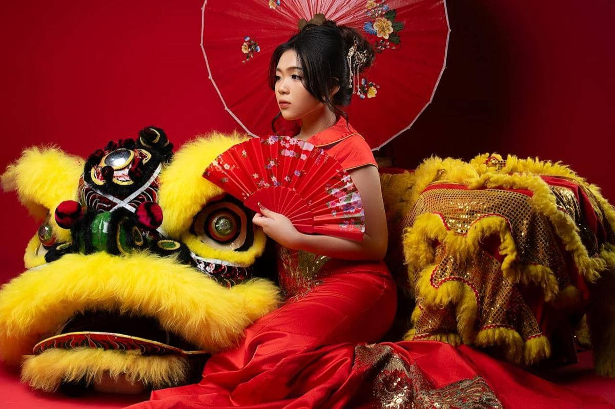 ilustrasi perempuan menggunakan Cheongsam