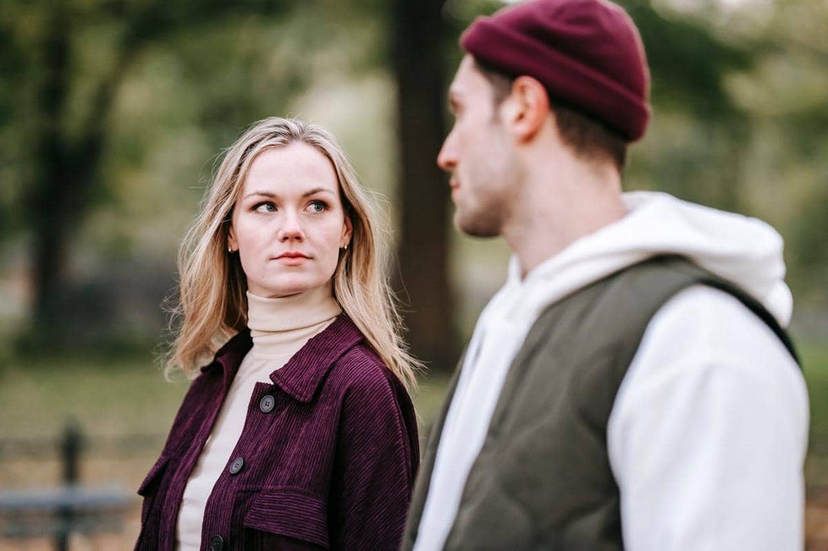 ilustrasi wanita serius memandang pria