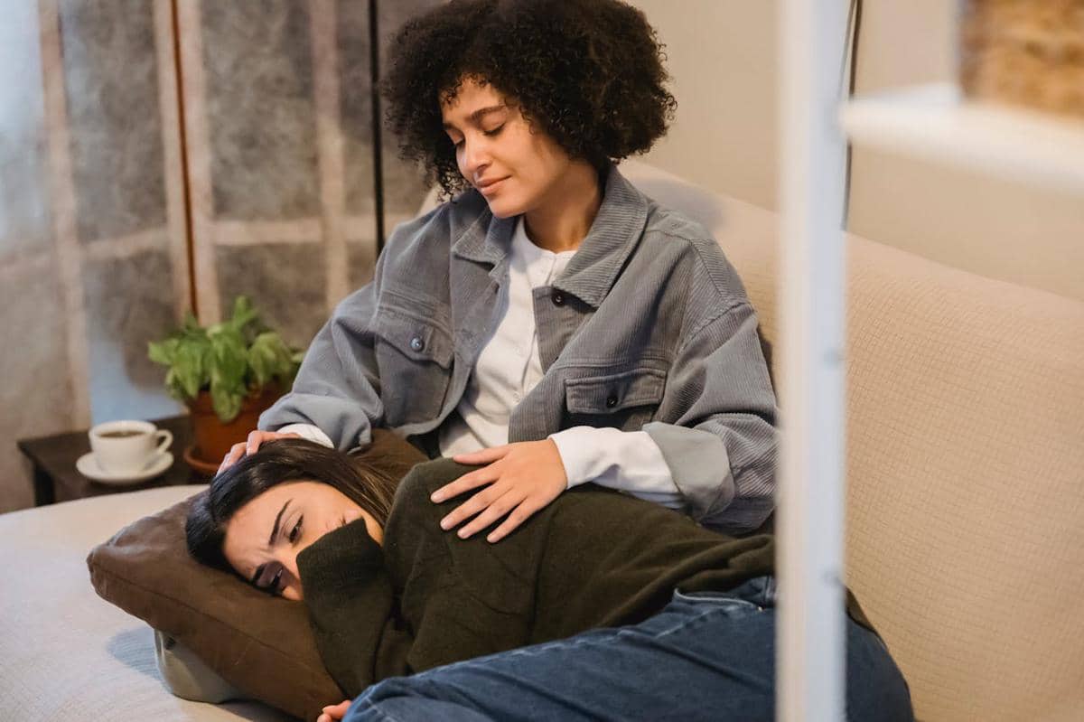 Menenangkan teman yang menangis.