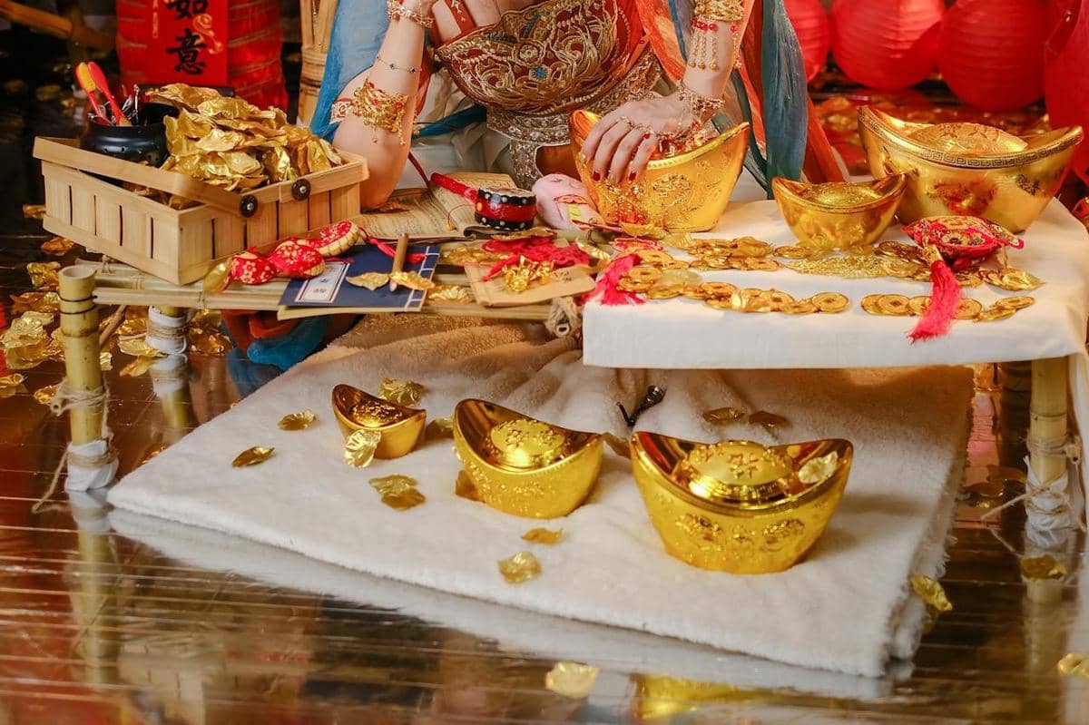 ilustrasi logam mulia bernuansa Imlek 