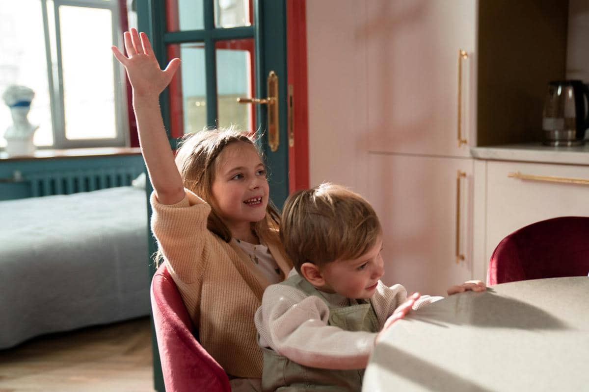 Seorang anak perempuan angkat tangan