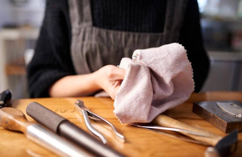 ilustrasi membersihkan perhiasan