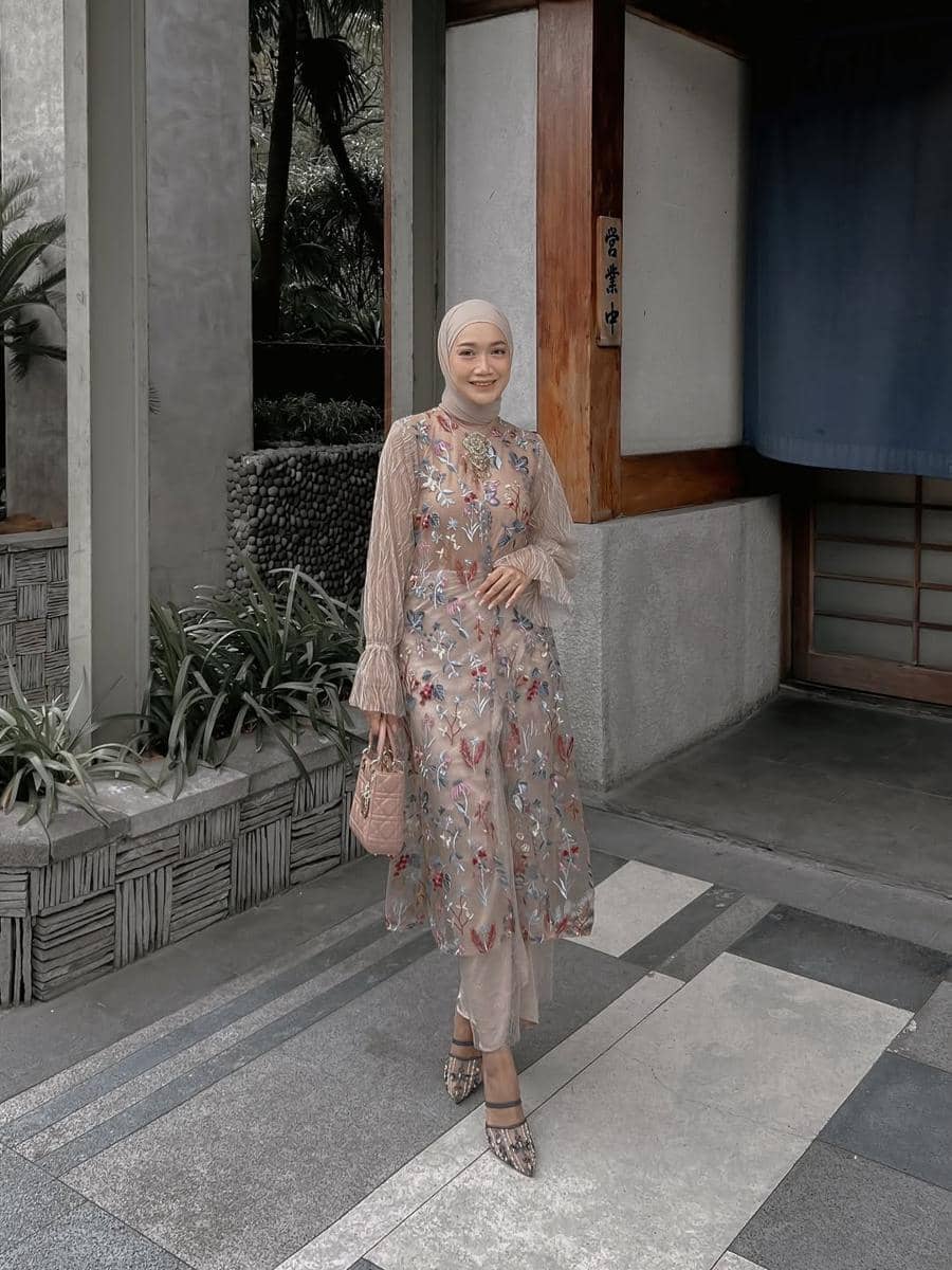 referensi outfit brokat ala selebgram Uwie Mariska 