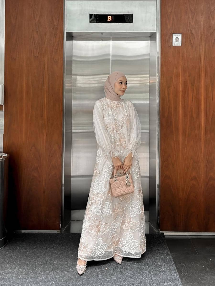 referensi outfit brokat ala selebgram Uwie Mariska 