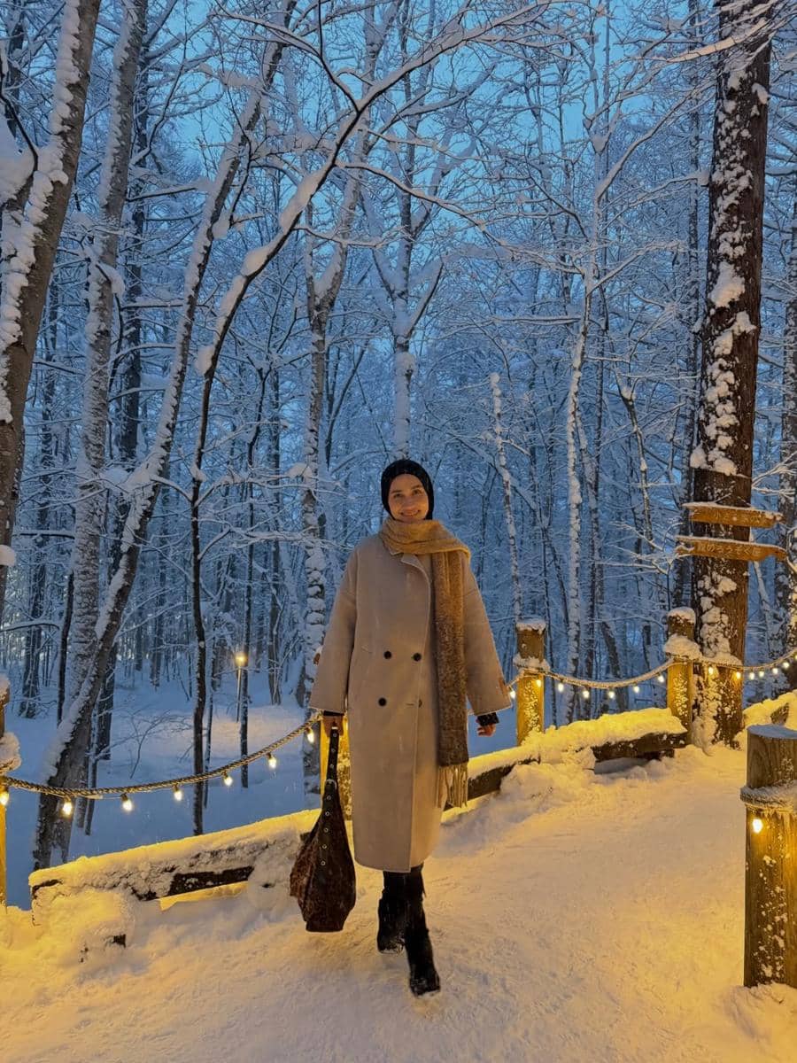 Dwi Handayani menikmati salju di Ningle Terrace.