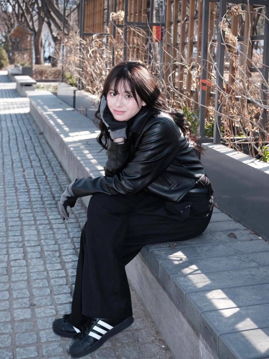 Azizi Asadel liburan ke Korea Selatan.