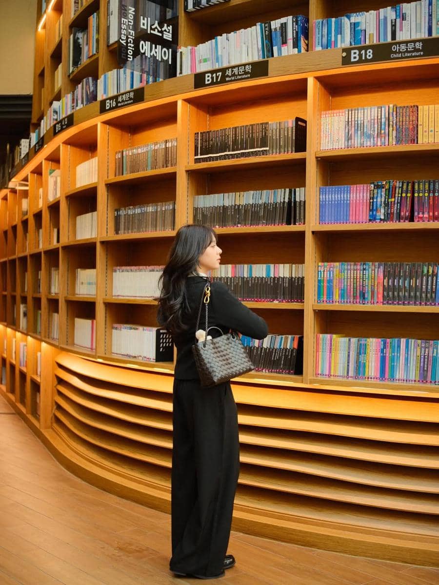 Azizi Asadel liburan ke Korea Selatan.