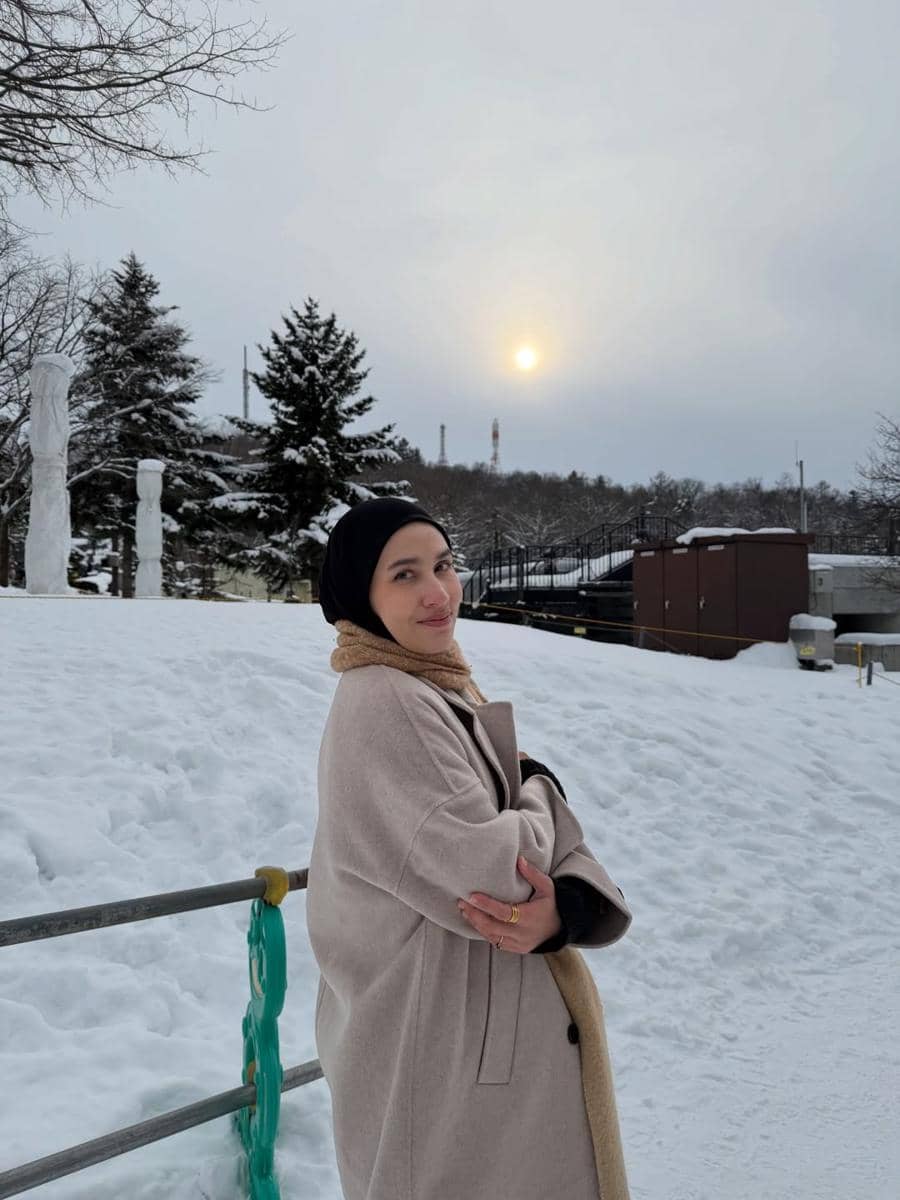 Dwi Handayani menikmati salju di Ningle Terrace.