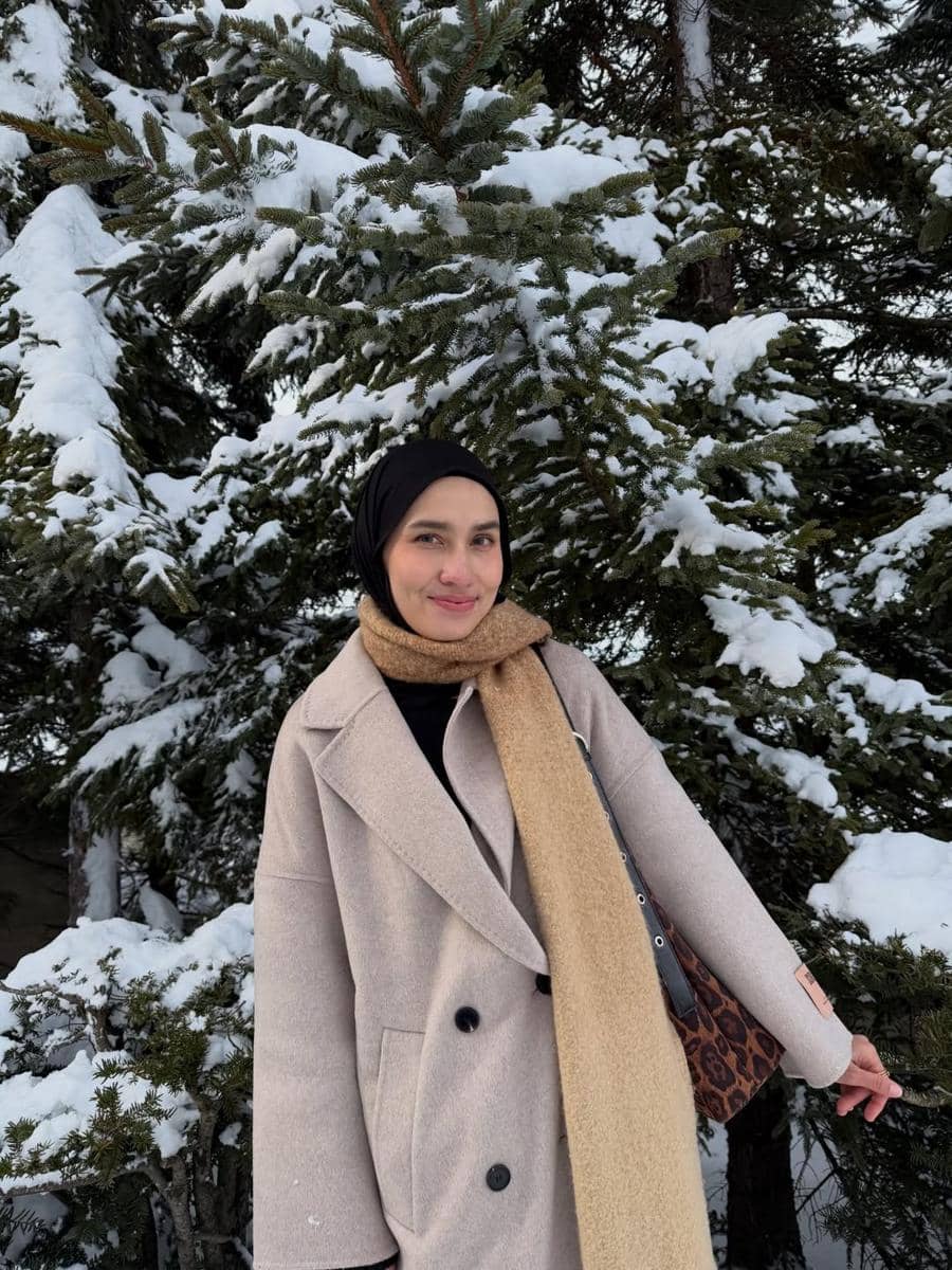 Dwi Handayani menikmati salju di Ningle Terrace.