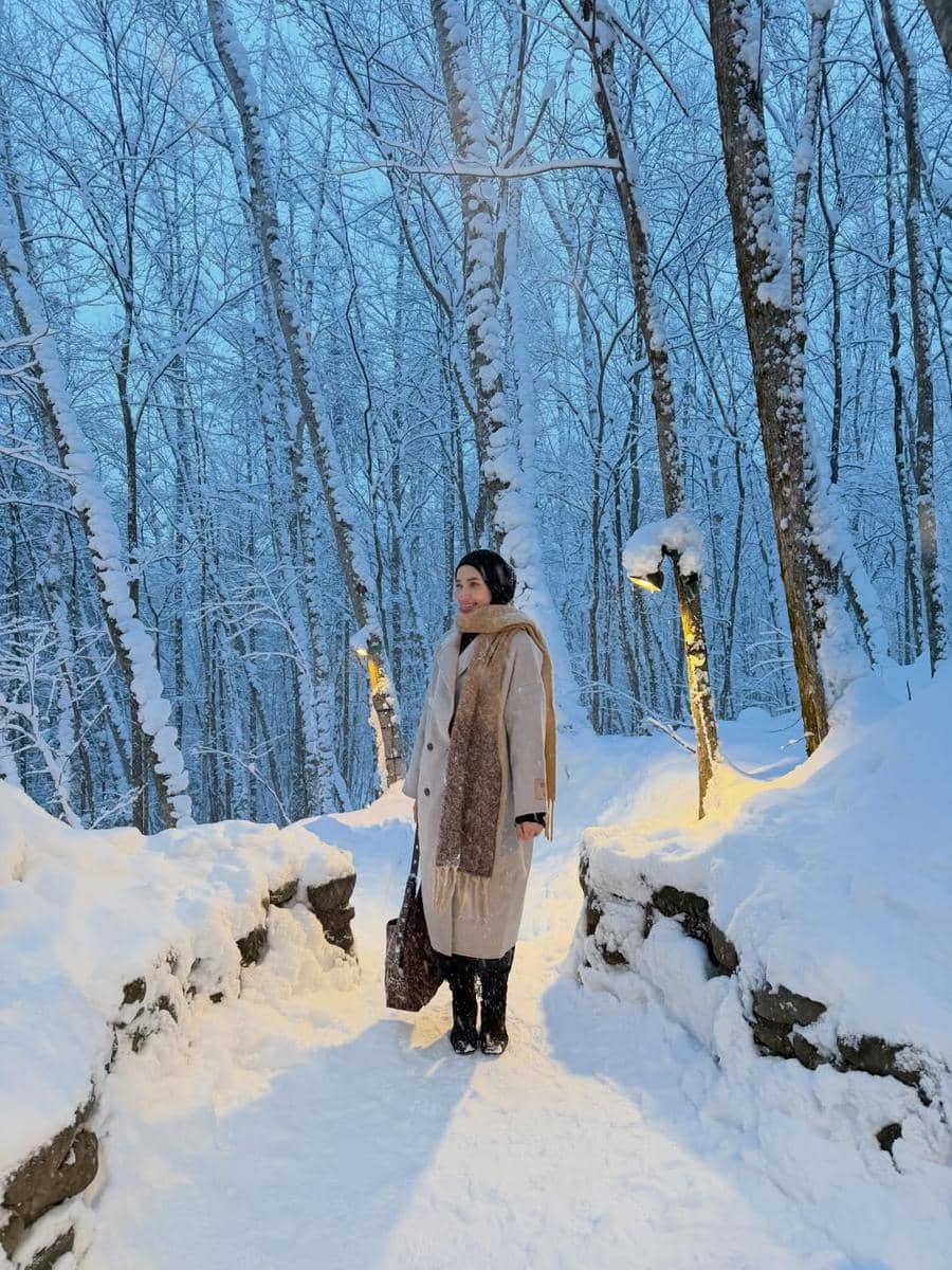 Dwi Handayani menikmati salju di Ningle Terrace.