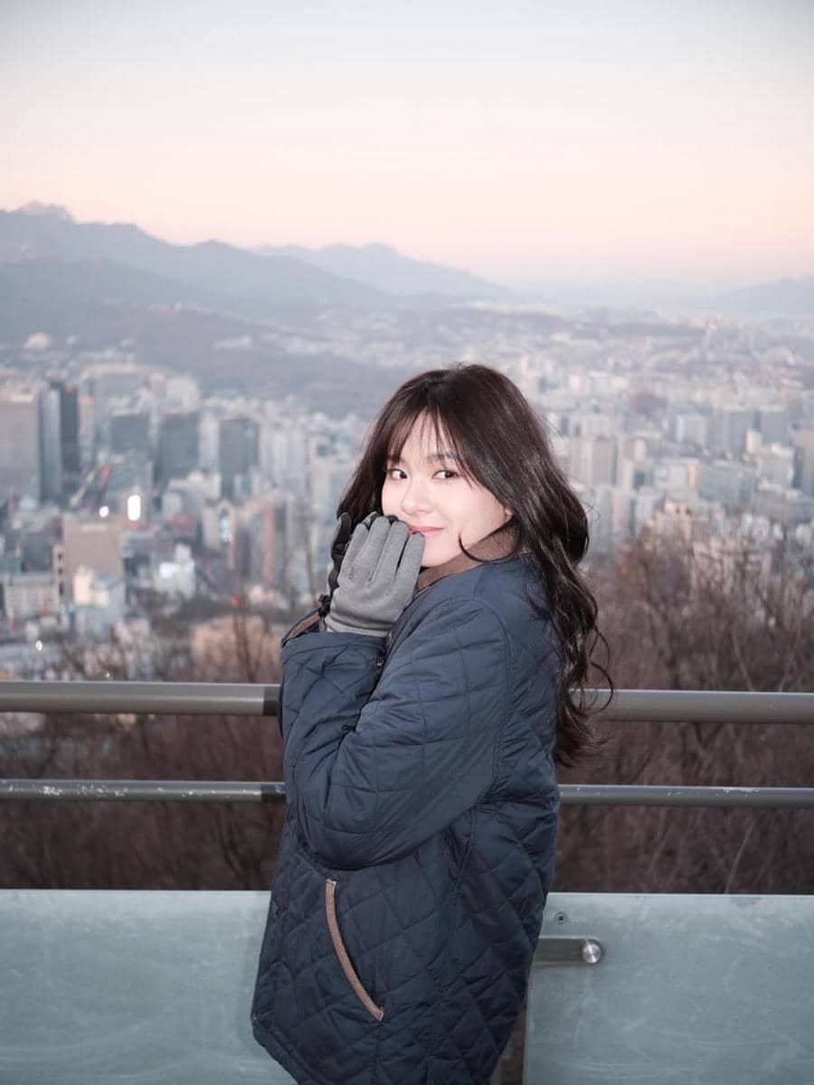 Azizi Asadel liburan ke Korea Selatan.