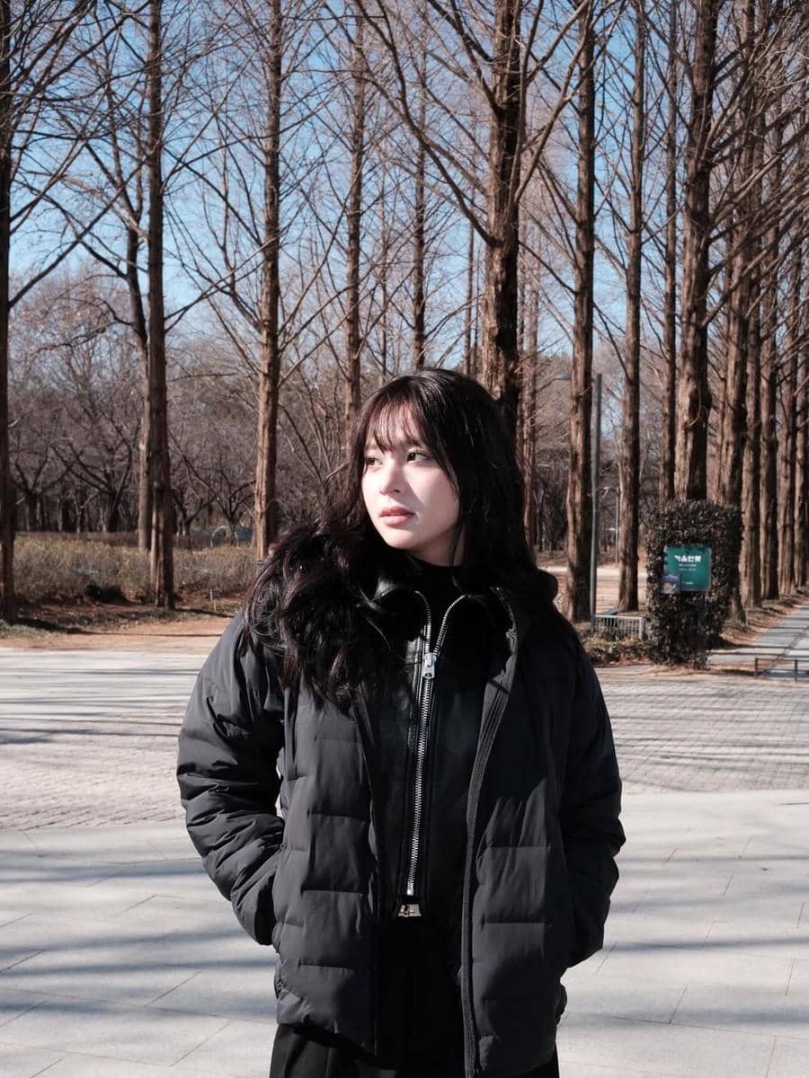 Azizi Asadel liburan ke Korea Selatan.