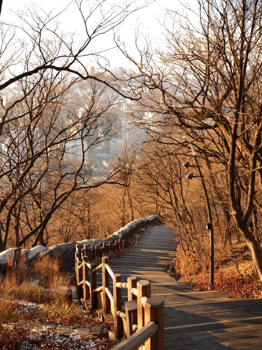 Azizi Asadel liburan ke Korea Selatan.