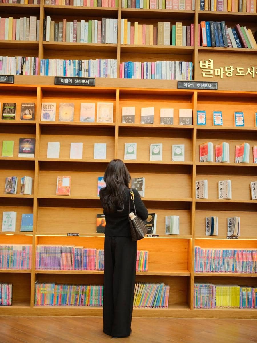 Azizi Asadel liburan ke Korea Selatan.