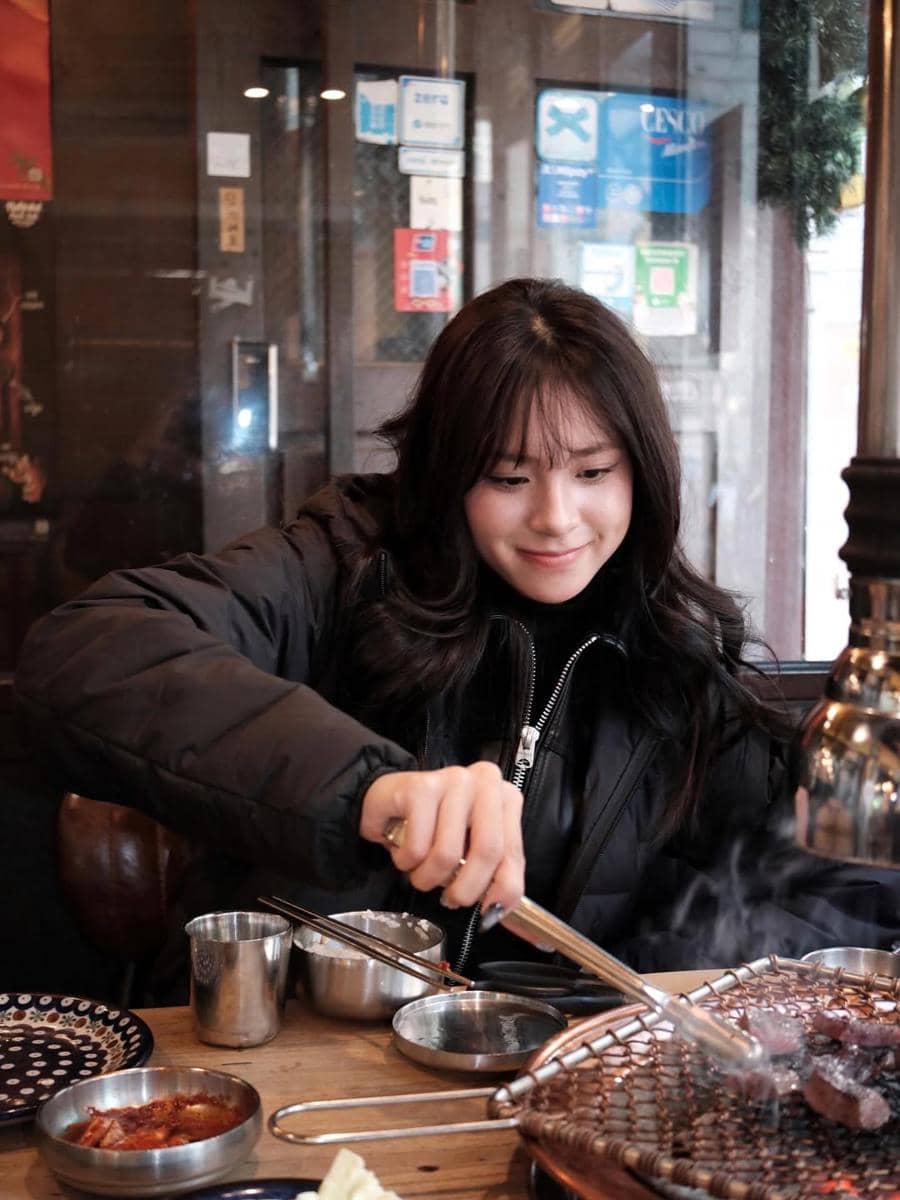 Azizi Asadel liburan ke Korea Selatan.