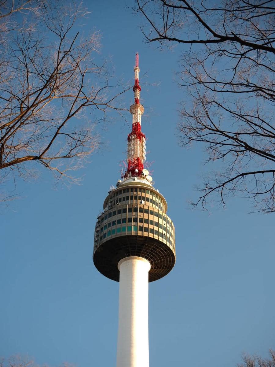 Azizi Asadel liburan ke Korea Selatan.