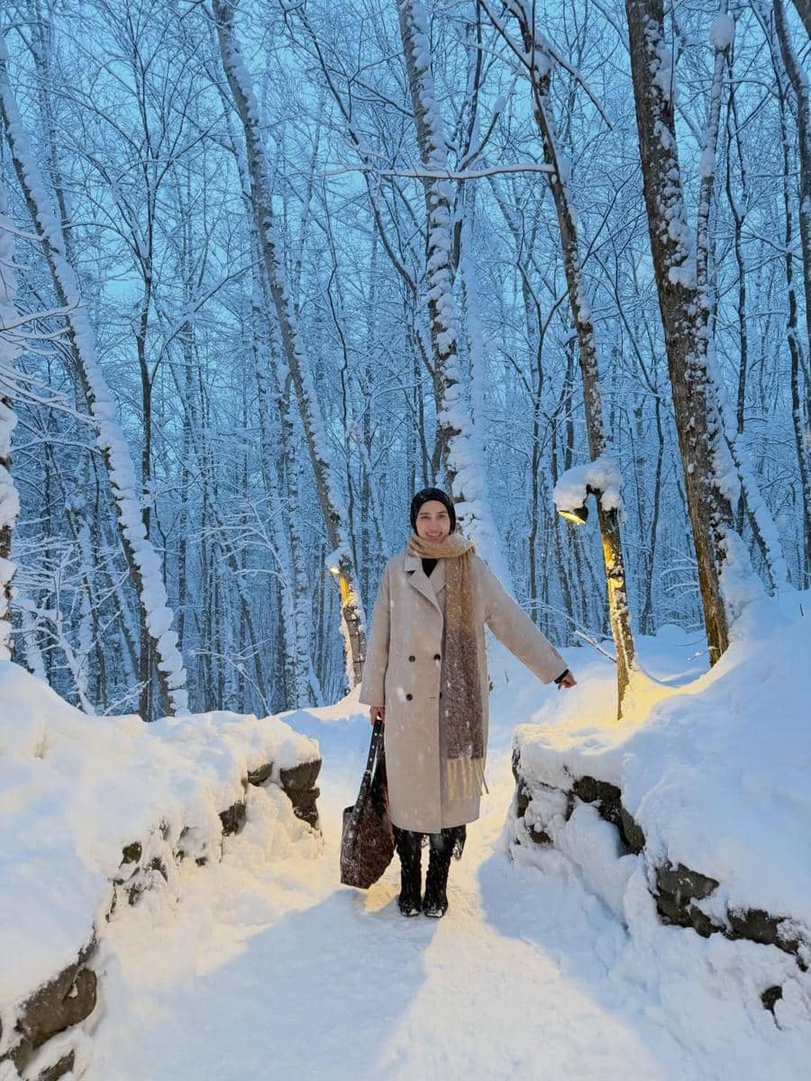 Dwi Handayani menikmati salju di Ningle Terrace.