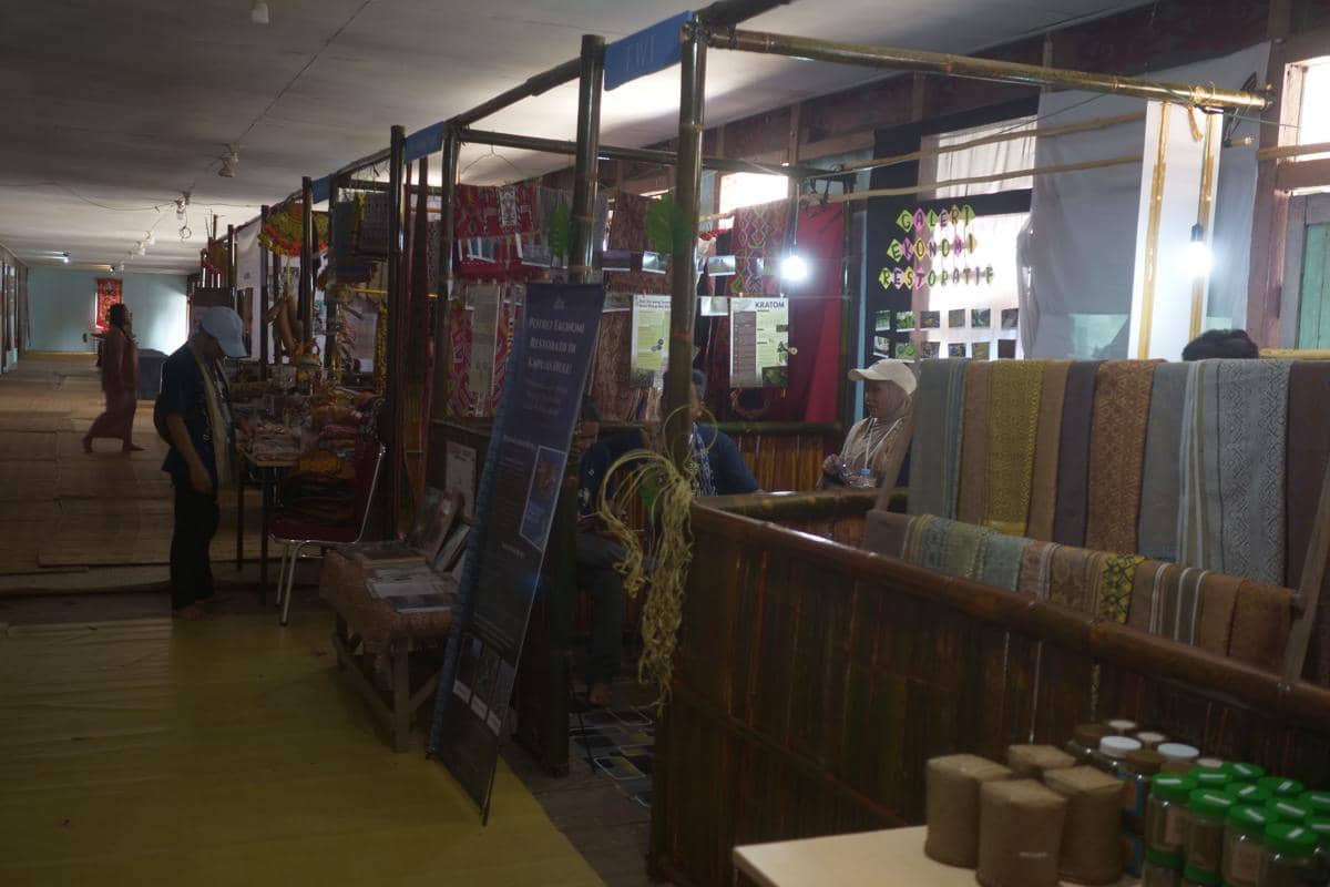 Potret Stand Pameran Festival Tenun Iban Sadap.