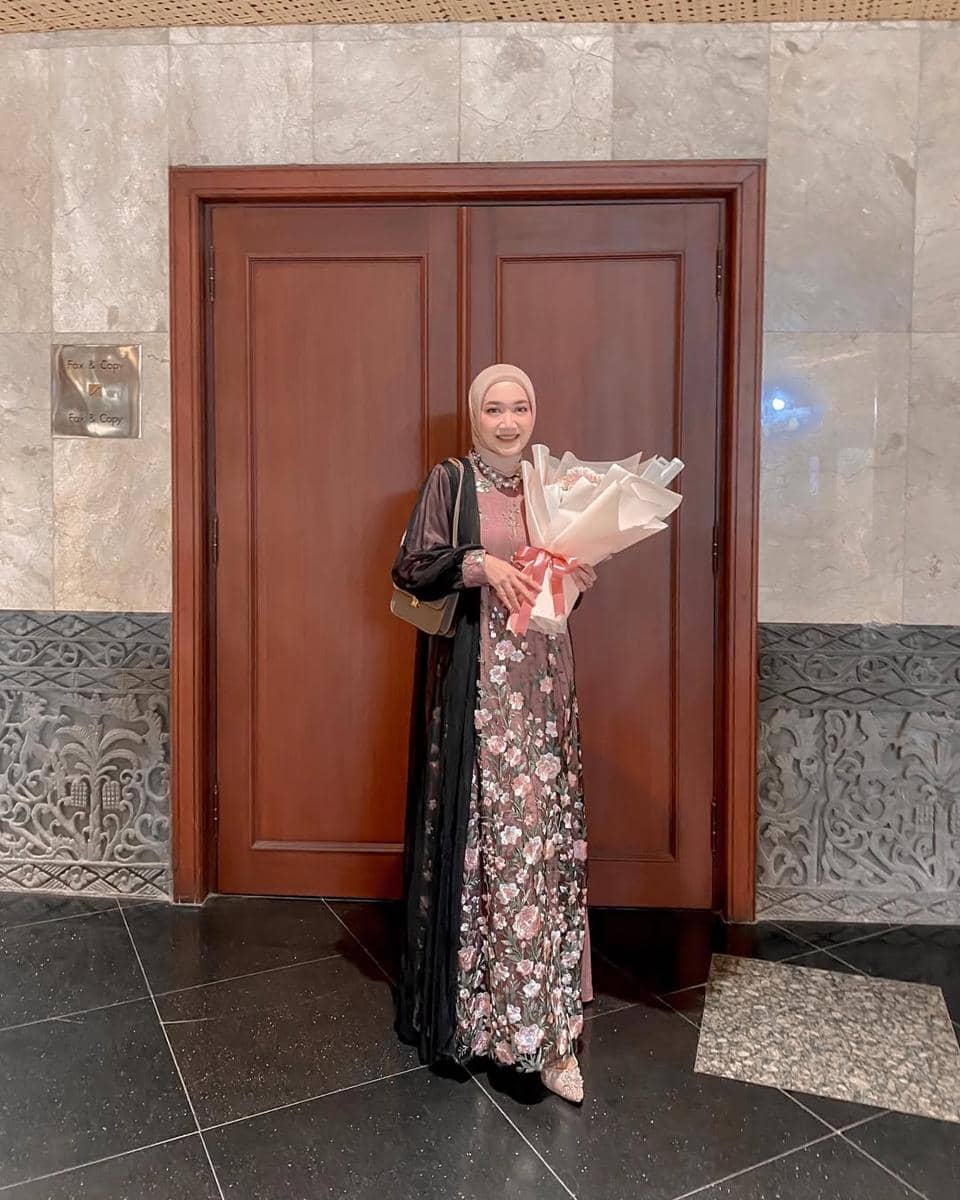 referensi outfit brokat ala selebgram Uwie Mariska 