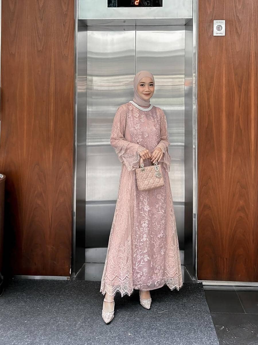 referensi outfit brokat ala selebgram Uwie Mariska 