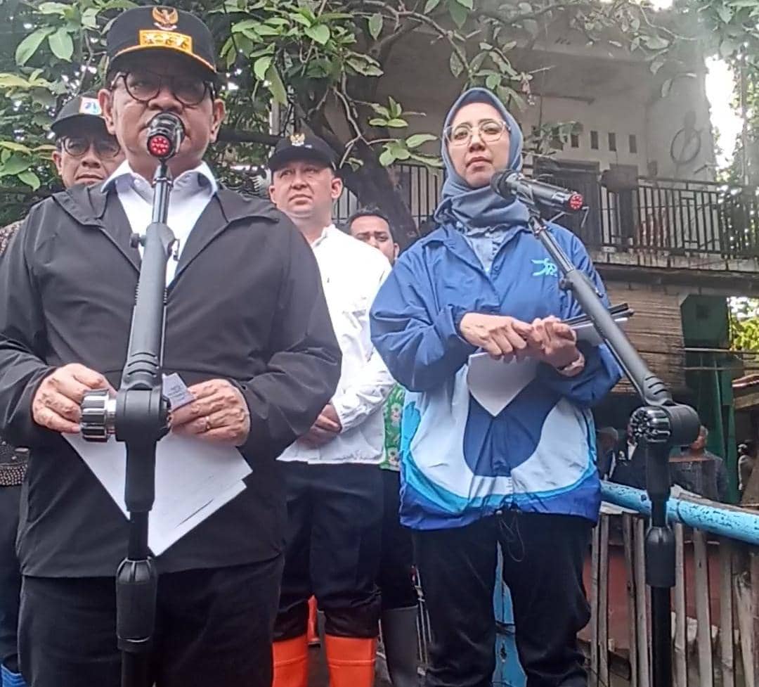 Gubernur DKI Jakarta Pramono Anung mengecek kondisi Kali Cakung Lama di Jakarta Utara