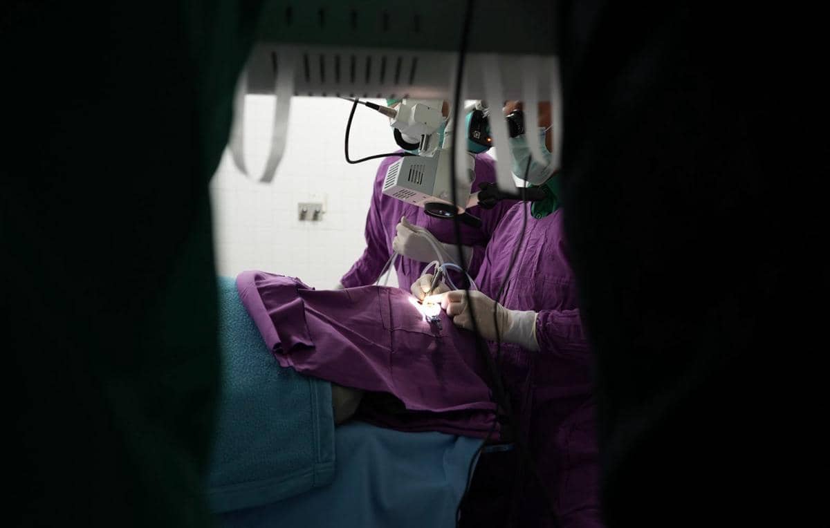 Proses operasi katarak yang digelar PT Inalum (dok.Inalum)