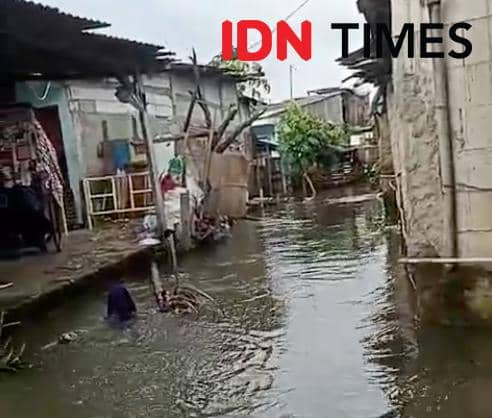 Gubernur DKI Jakarta Pramono Anung mengecek kondisi Kali Cakung Lama di Jakarta Utara