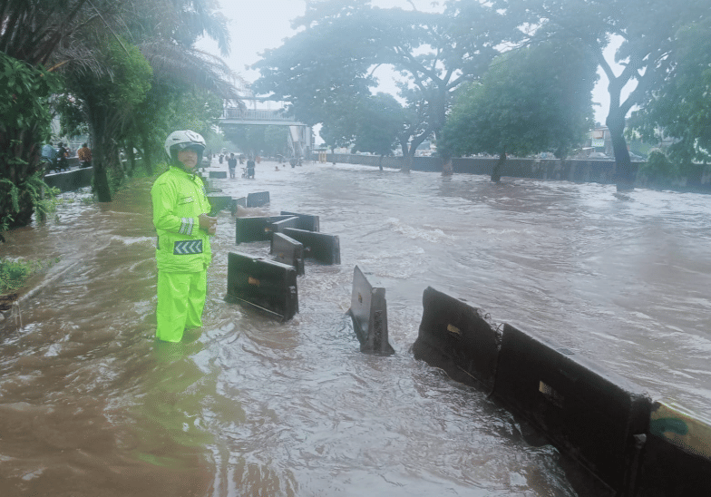 Satlantas Jakbar terapkan contra flow di Daan Mogot akibat genangan 60 sentimeter, kendaraan kecil tak bisa melintas (x/@TMCPoldaMetro)