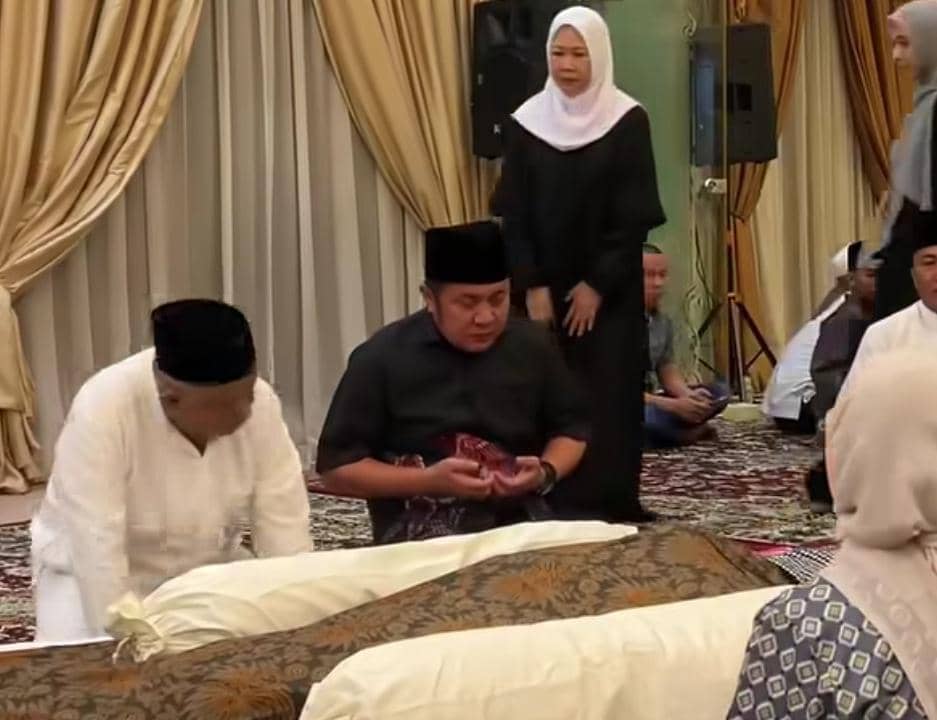 Gubernur Sumsel Herman Deru saat melayat jenazah Haji Alim