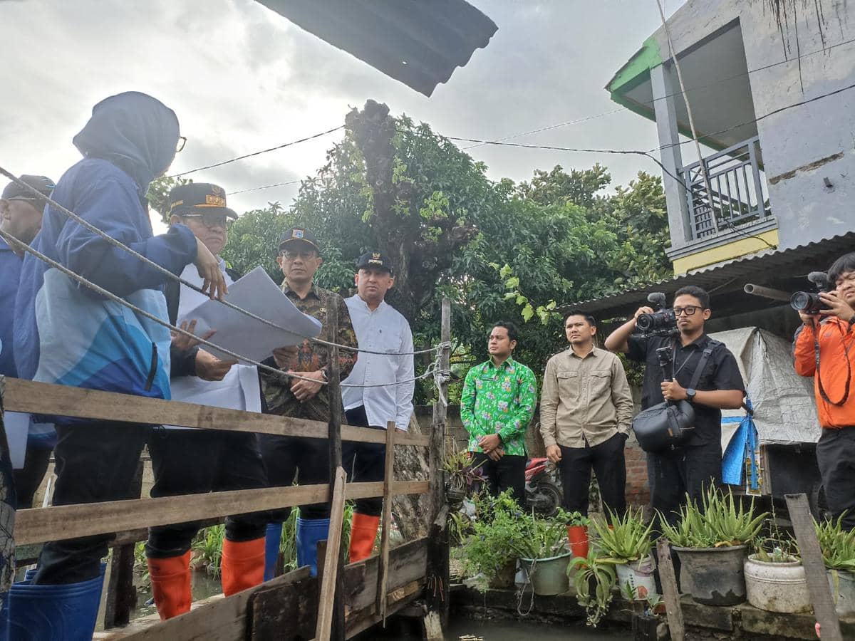 Gubernur DKI Jakarta Pramono Anung mengecek kondisi Kali Cakung Lama di Jakarta Utara
