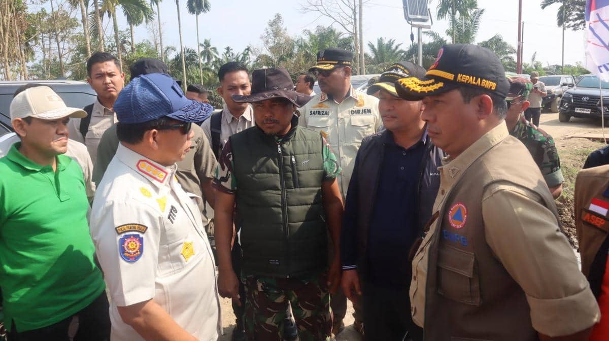 Kepala BNPB Letjen TNI Dr. Suharyanto merumuskan strategi bersama Menteri Dalam Negeri Tito Karnavian, Wakil Gubernur Aceh Fadhlullah, dan Bupati Aceh Utara Ismail A Jalil dalam mengoptimalkan pembangunan hunian sementara (Huntara) saat mengecek progres pembangunan Huntara di Kecamatan Langkahan, Kabupaten Aceh Utara, Kamis (22/1). (dok. BNPB)