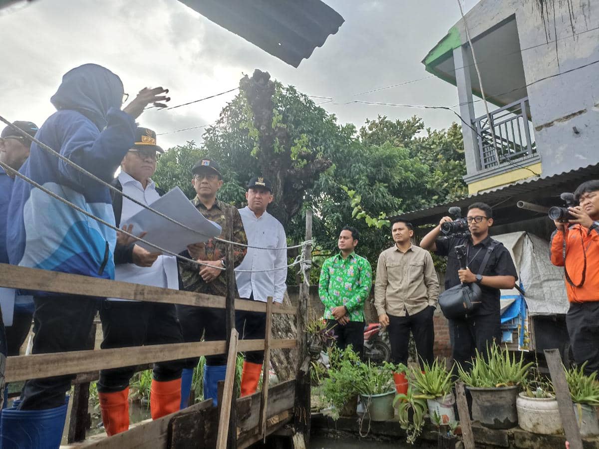 Gubernur DKI Jakarta Pramono Anung mengecek kondisi Kali Cakung Lama di Jakarta Utara
