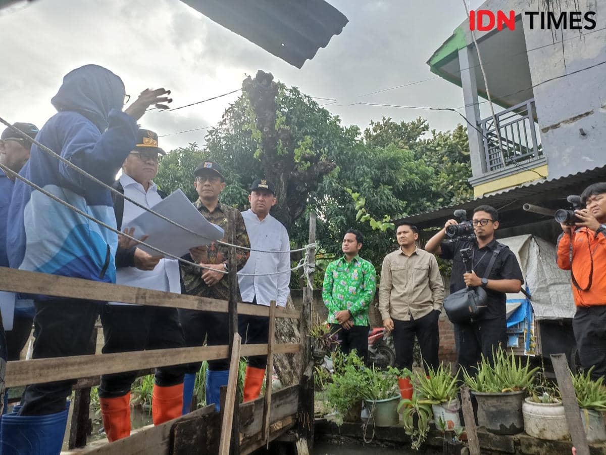 Gubernur DKI Jakarta Pramono Anung mengecek kondisi Kali Cakung Lama di Jakarta Utara