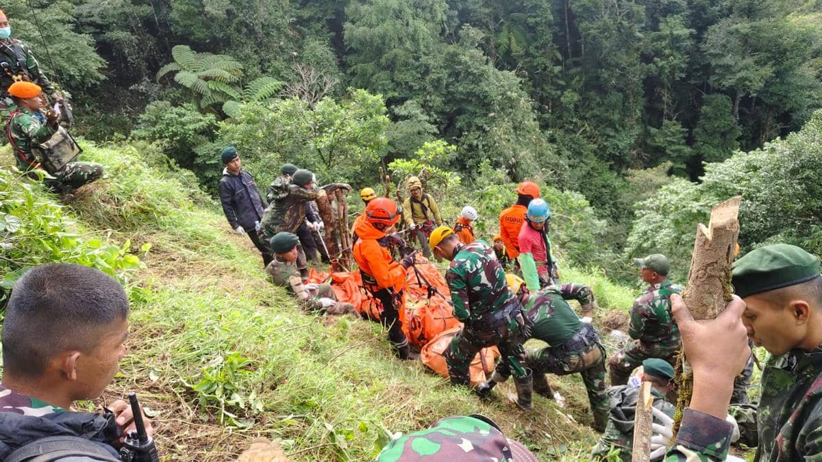 Tim SAR gabungan mengevakuasi sejumlah jenazah korban kecelakaan pesawat ATR 42-500 di Gunung Bulusaraung, Jumat (23/1/2026). (Dok. Basarnas Makassar)