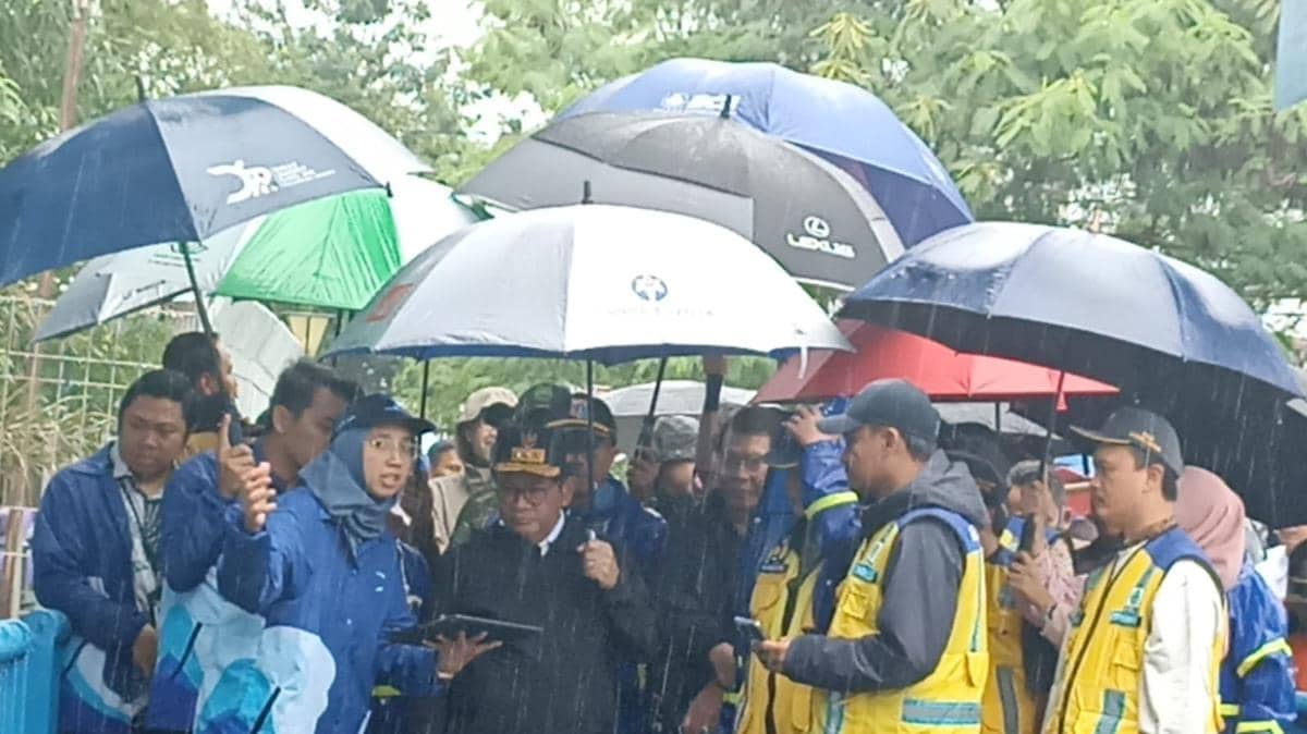 Gubernur DKI Jakarta Pramono Anung mengecek Pintu Air Cengkareng Drain