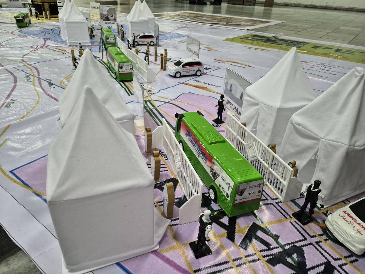 Simulasi alur jemaah di Arafah melalui tactical floor game (IDN Times/Yogie Fadila)