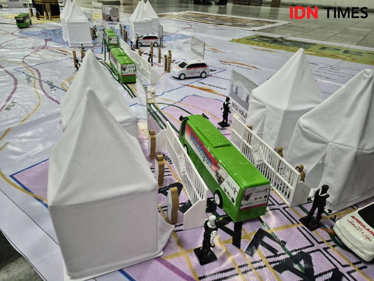 Simulasi alur jemaah di Arafah melalui tactical floor game (IDN Times/Yogie Fadila)