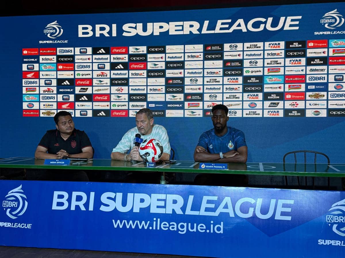 Dejan Antonic saat konferensi pers jelang pertandingan