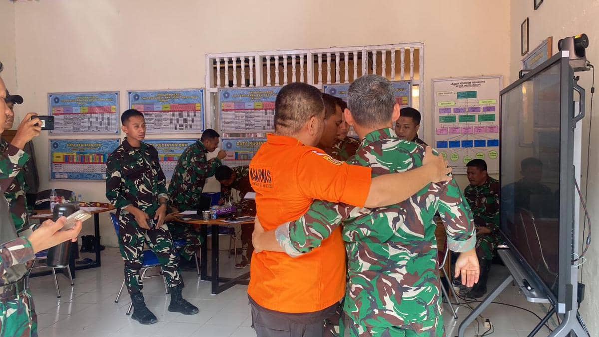 Suasana haru saat tim SAR menemukan korban terakhir pesawat ATR 42-500 di Gunung Bulusaraung. (Dok. Basarnas Makassar)