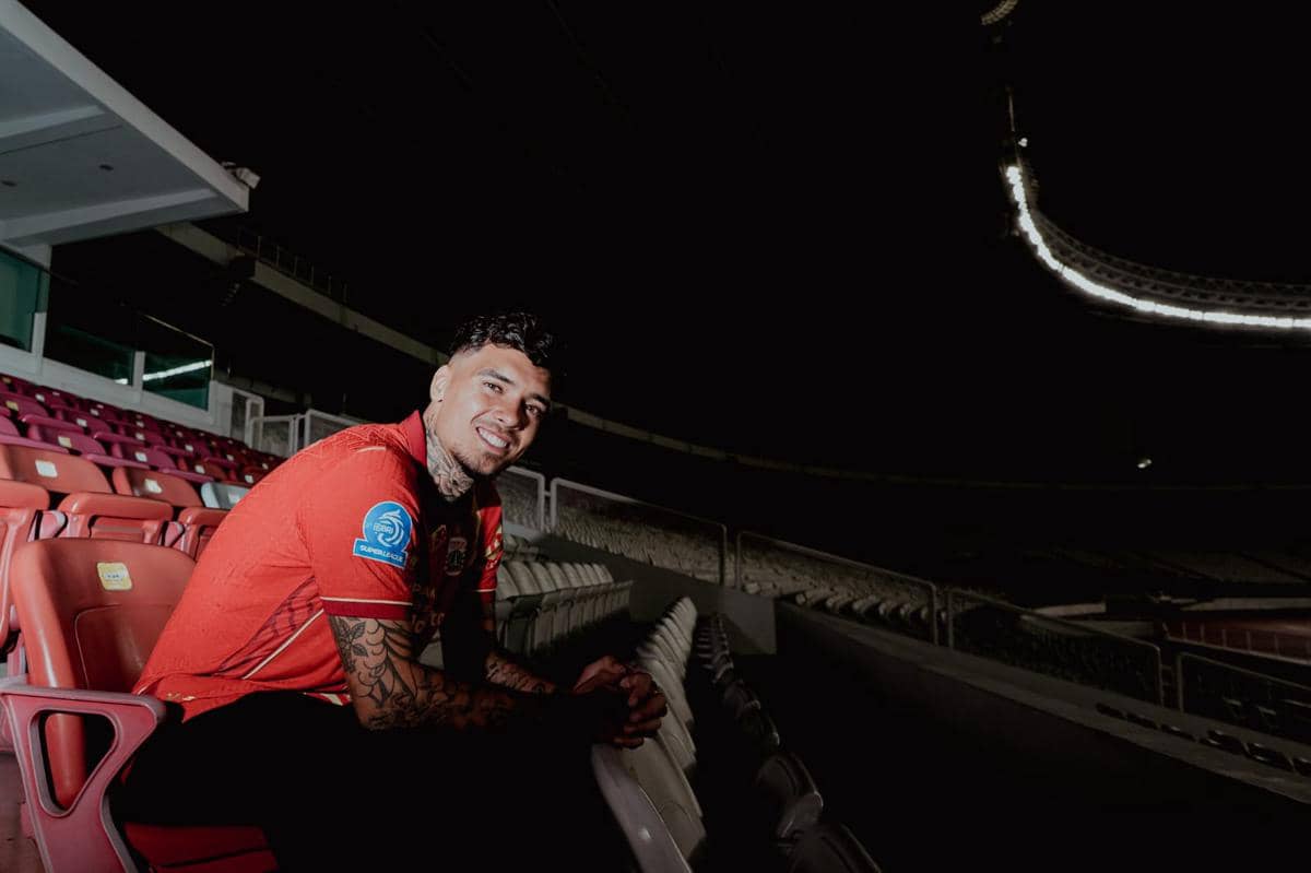 Shayne Pattynama resmi berseragam Persija