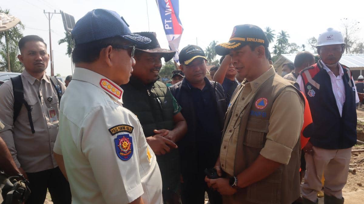 Kepala BNPB Letjen TNI Dr. Suharyanto merumuskan strategi bersama Menteri Dalam Negeri Tito Karnavian, Wakil Gubernur Aceh Fadhlullah, dan Bupati Aceh Utara Ismail A Jalil dalam mengoptimalkan pembangunan hunian sementara (Huntara) saat mengecek progres pembangunan Huntara di Kecamatan Langkahan, Kabupaten Aceh Utara, Kamis (22/1). (dok. BNPB)