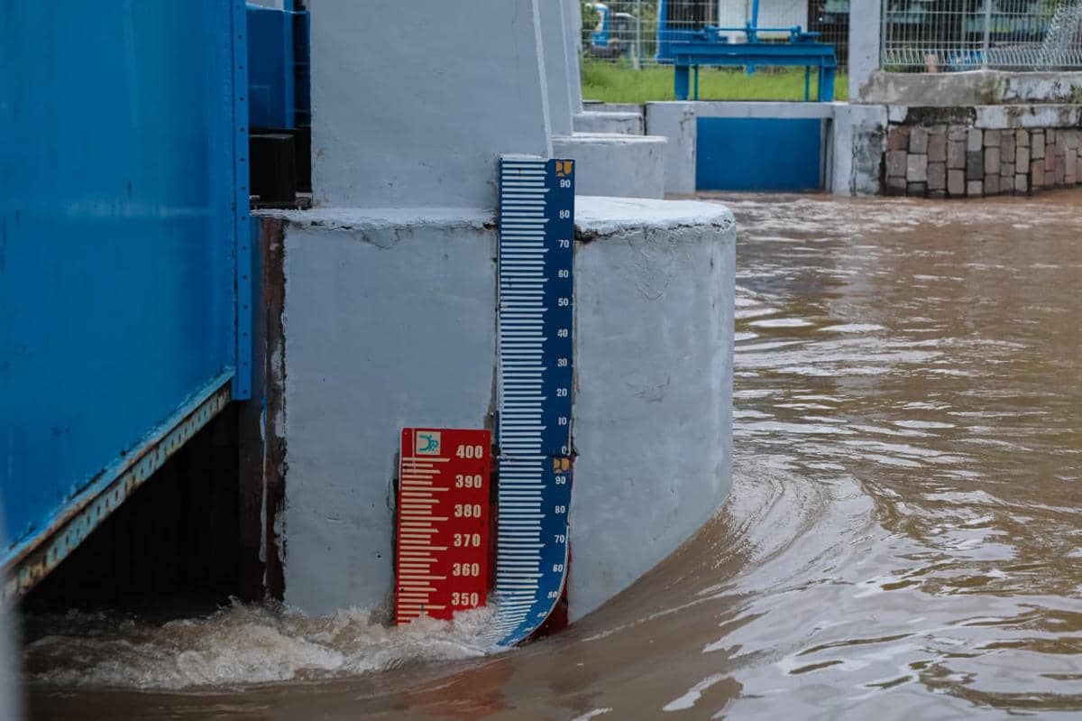 Gubernur DKI Jakarta Pramono Anung mengecek Pintu Air Cengkareng Drain
